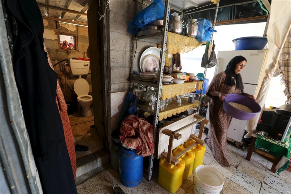 Ο γύρος του κόσμου σε… 45 τουαλέτες. Μια γυναίκα περνά μπροστά από την είσοδο τουαλέτας στο αυτοσχέδιο κατάλυμα που χρησιμοποιεί οικογένεια Παλαιστινίων στην Χαν Γιουνίς, στο νότιο μέρος της Λωρίδας της Γάζας. Το σπίτι της οικογένειας καταστράφηκε κατά τη διάρκεια των ισραηλινών αεροπορικών επιδρομών του 2014.