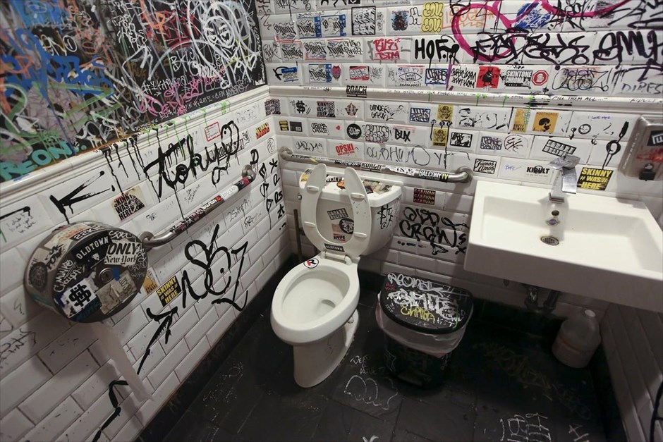 Ο γύρος του κόσμου σε… 45 τουαλέτες. Τουαλέτα εστιατορίου στο Μπρούκλιν.