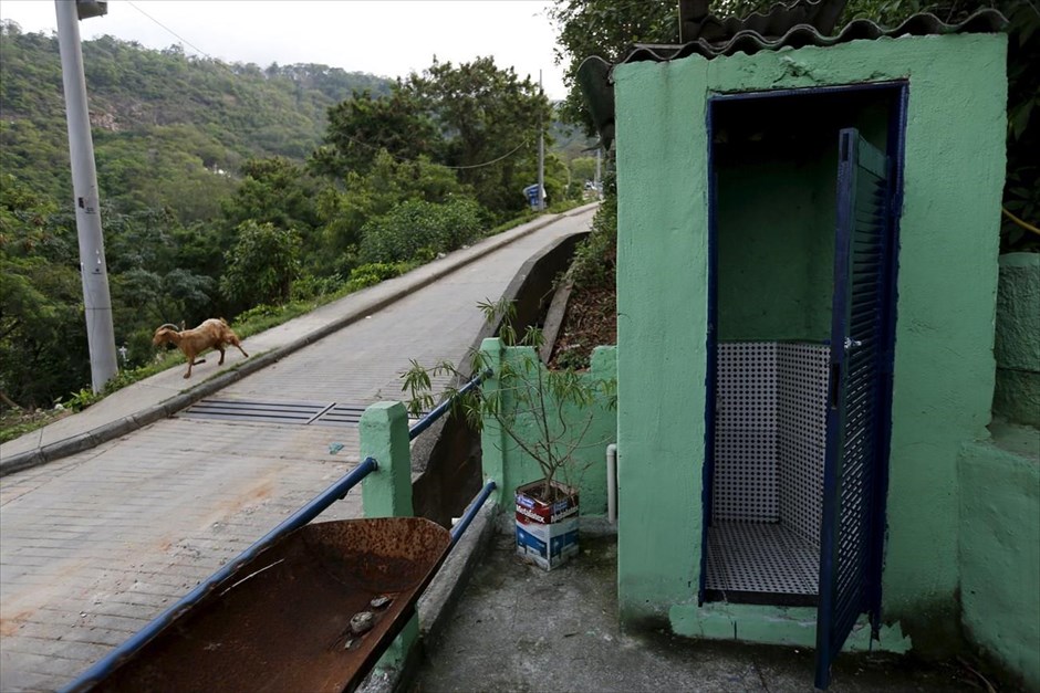 Ο γύρος του κόσμου σε… 45 τουαλέτες. Τουαλέτα μπαρ στη φαβέλα Τουράνο, στο Ρίο ντε Τζανέιρο.