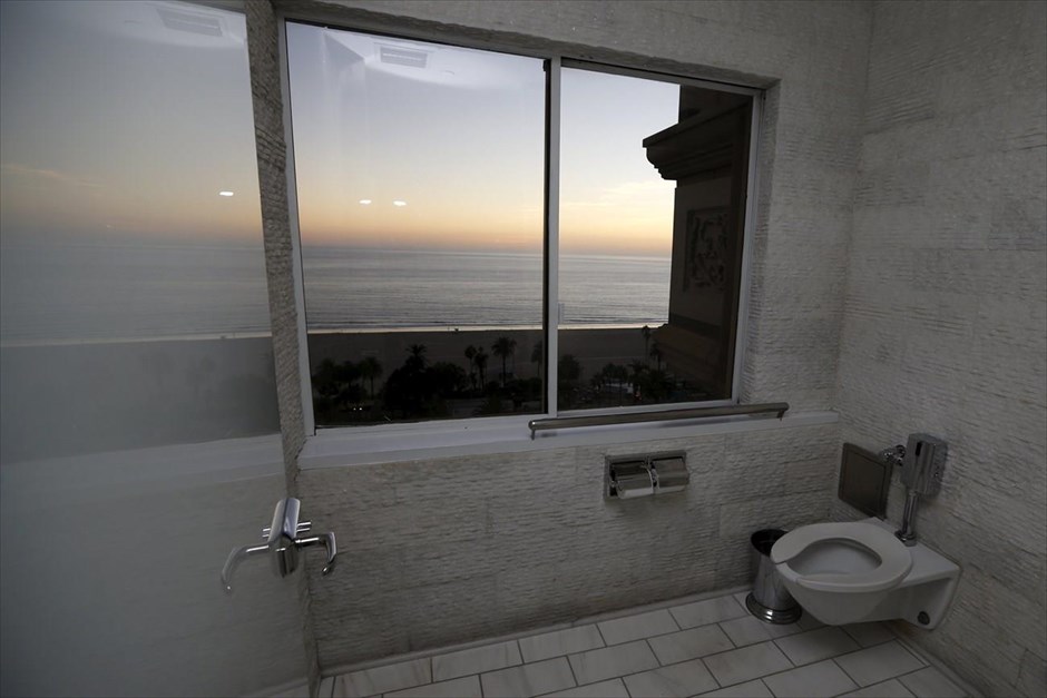 Ο γύρος του κόσμου σε… 45 τουαλέτες. Τουαλέτα με θέα τον Ειρηνικό Ωκεανό, στο ξενοδοχείο Huntley, στη Σάντα Μόνικα της Καλιφόρνιας.
