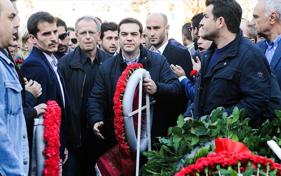 Στεφάνι στο Πολυτεχνείο κατέθεσε ο Πρωθυπουργός . Σε τεταμένο κλίμα κατέθεσε στεφάνι στο Πολυτεχνείο ο πρωθυπουργός Αλέξης Τσίπρας. Λίγο πριν την άφιξη του κ. Τσίπρα στον χώρο, αλλά και μετά την αποχώρησή του, δεν έλειψαν οι φωνές και τα σπρωξίματα μεταξύ των συγκεντρωμένων. Φοιτητές που αντέδρασαν στο άκουσμα της είδησης ότι ο Πρωθυπουργός μετέβαινε&nbsp;στον χώρο προσπάθησαν να κλείσουν την είσοδο με αποτέλεσμα να έρθουν&nbsp;στα χέρια με άλλους φοιτητές.