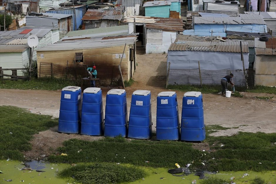 Ο γύρος του κόσμου σε… 45 τουαλέτες. Τουαλέτες έχουν τοποθετηθεί μπροστά από παραπήγματα της πόλης Καγιελίτσα, στη Νότια Αφρική.