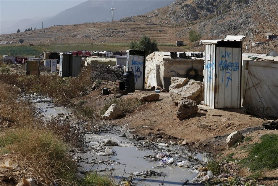 Ο γύρος του κόσμου σε… 45 τουαλέτες. Τουαλέτες -δωρεά της Unicef και της οργάνωσης World Vision- είναι τοποθετημένες δίπλα σε σκηνές προσφυγικού καταυλισμού, στην κοιλάδα Μπεκάα του Λιβάνου. ​