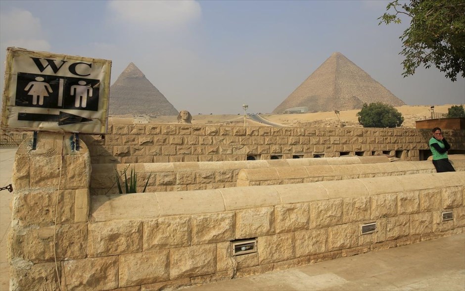 Ο γύρος του κόσμου σε… 45 τουαλέτες. Τουαλέτες μπροστά από τη Σφίγγα της Αιγύπτου.