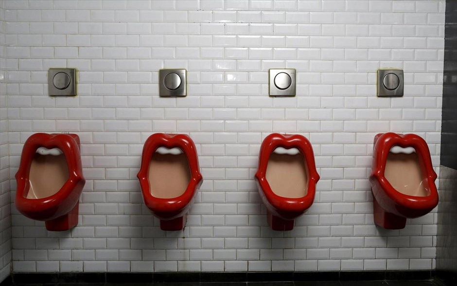 Ο γύρος του κόσμου σε… 45 τουαλέτες. Ουρητήρια εμπνευσμένα από τους Rolling Stones, σε μπαρ του Παρισιού.