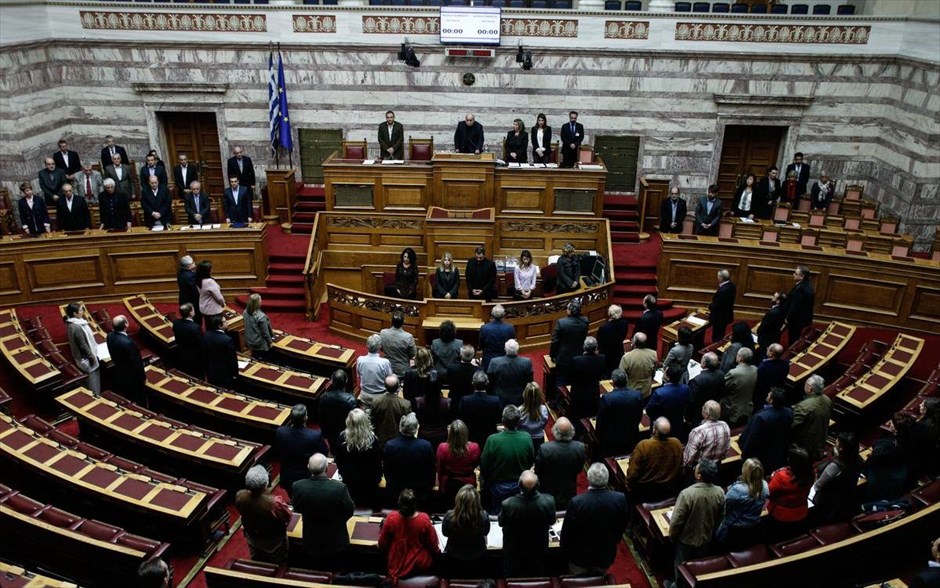 Βουλή: Ενός λεπτού σιγή στη μνήμη των θυμάτων των επιθέσεων στη Γαλλία. Ενός λεπτού σιγή τήρησε η Βουλή στη μνήμη των θυμάτων από τις τρομοκρατικές επιθέσεις στη Γαλλία.