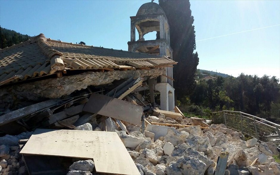 Μεγάλες ζημιές από το σεισμό στη Λευκάδα. Σε σωρό από πέτρες μετατράπηκε η εκκλησία της Αγίας Παρασκευής στο χωρίο Αθάνι, &nbsp;μετά τον σεισμό, μεγέθους 6,1 ρίχτερ που συγκλόνισε τη Λευκάδα, την Τρίτη. Δύο νεκρούς άφησε πίσω του το πρώτο χτύπημα του φονικού σεισμού, καθώς τραγικό θάνατο βρήκε μία 64χρονη γυναίκα, όταν καταπλακώθηκε από τον τοίχο του σπιτιού της. Οι πρώτες πληροφορίες ανέφεραν ότι η άτυχη γυναίκα, που έμενε στο χωριό Πόντι κοντά στη Βασιλική, έχασε τη ζωή όταν ένας μεγάλος βράχος αποκολλήθηκε από το βουνό και με δύναμη προσέκρουσε στο τοίχο του σπιτιού της, τον διαπέρασε και την τραυμάτισε θανάσιμα στο κεφάλι. Την ίδια ώρα, μία 74χρονη, από το χωριό Αθάνι, έχασε τη ζωή της όταν καταπλακώθηκε από συντρίμμια.