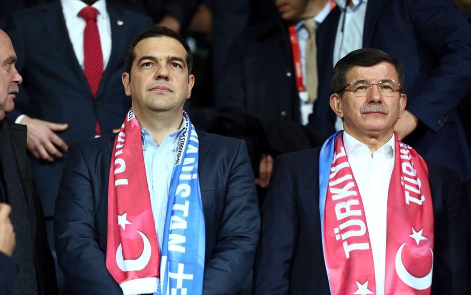 Τουρκία - Ελλάδα. Ο Έλληνας πρωθυπουργός Αλ. Τσίπρας και ο πρωθυπουργός της Τουρκίας Αχμέτ Νταβούτογλου παρακολουθούν τον φιλικό ποδοσφαιρικό αγώνα μεταξύ Τουρκίας και Ελλάδας στο «Μπασακσεχίρ Φατίχ Τερίμ».
