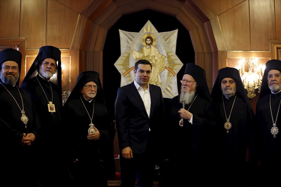 Με τον Οικουμενικό Πατριάρχη συναντήθηκε ο Πρωθυπουργός. Την ανάγκη να αντιμετωπιστεί η βία και παράλληλα να αναδειχθεί ο διαθρησκευτικός διάλογος υπογράμμισαν ο πρωθυπουργός Αλέξης Τσίπρας (κέντρο) και ο Οικουμενικός Πατριάρχης Βαρθολομαίος (δεξιά) κατά τη συνάντησή τους στο Φανάρι. Ο Πρωθυπουργός σημείωσε την ανάγκη συνεργασίας με την Τουρκία, επισημαίνοντας ότι το θέμα αυτό βρίσκεται ψηλά στην ατζέντα των συνομιλιών που θα έχει αργότερα σήμερα στην Άγκυρα.