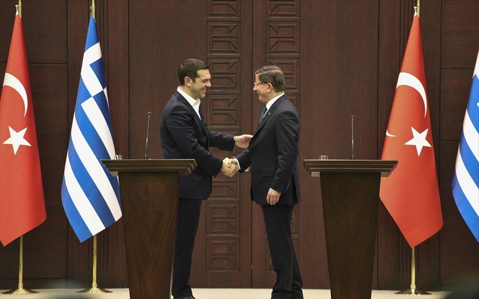 Με τον Τούρκο ομόλογό του συναντήθηκε ο Πρωθυπουργός Αλ. Τσίπρας. Στιγμιότυπο από την κοινή συνέντευξη Τύπου του Πρωθυπουργού Αλ. Τσίπρα και του Τούρκου ομολόγου του Α. Νταβούντογλου, στην Άγκυρα. Την ανάγκη Ελλάδα και Τουρκία να βρουν έναν τρόπο να αντιμετωπίσουν από κοινού το προσφυγικό πρόβλημα, που δεν είναι ούτε τουρκικό ούτε ελληνικό, υπογράμμισε ο Έλληνας Πρωθυπουργός.