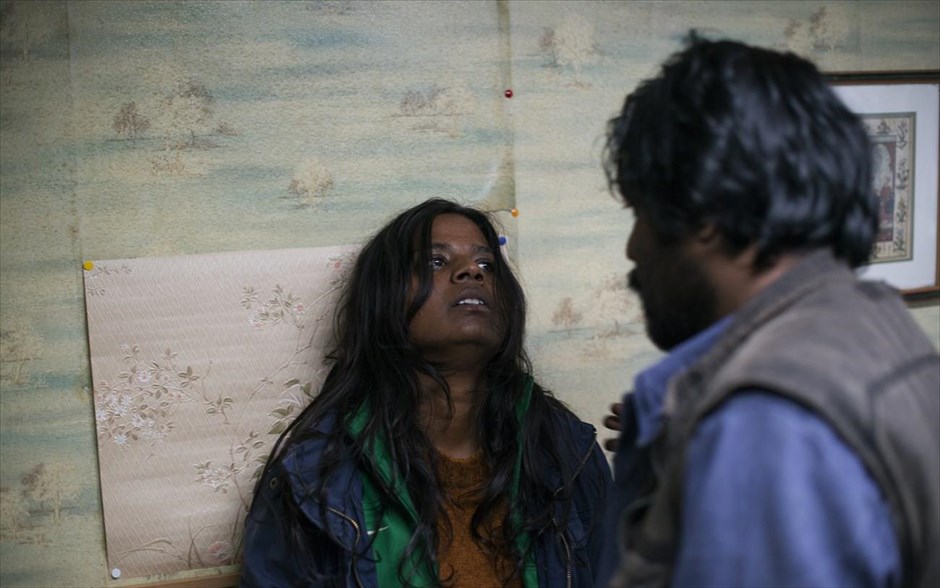 «Dheepan: Ο άνθρωπος χωρίς πατρίδα». «Dheepan: Ο άνθρωπος χωρίς πατρίδα»: Το αστυνομικό δράμα του - υποψήφιου για Όσκαρ - Γάλλου σεναριογράφου και σκηνοθέτη Ζακ Οντιάρ κέρδισε τον Χρυσό Φοίνικα στο φετινό Φεστιβάλ των Καννών. Με τους Γιεσουθασάν Αντονιθασάν, Καλιεσουαρί Σρινιβασάν, Κλοντίν Βινασιθαμπί, Βενσάν Ροτιέ και Μαρκ Ζενγκά, ένας πρώην αντικαθεστωτικός στρατιώτης συμφωνεί με μια γυναίκα και ένα ανήλικο κορίτσι να παραστήσουν την οικογένεια και να περάσουν στην Ευρώπη με πλαστά διαβατήρια, για να ξεφύγουν από τον εμφύλιο πόλεμο στη Σρι Λάνκα.