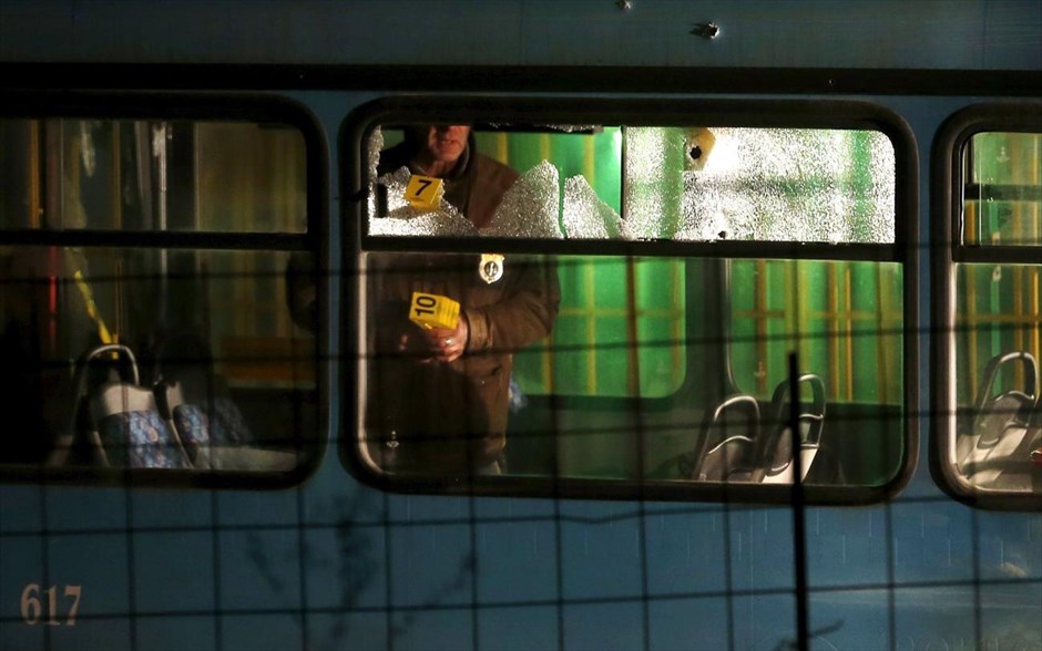 Συγκρούσεις αστυνομίας – διαδηλωτών στη Μανίλα. Φιλιππινέζοι ακτιβιστές συγκρούονται με άνδρες της αστυνομίας κατά τη διάρκεια πορείας διαμαρτυρίας ενάντιον της συνόδου κορυφής της Οικονομικής Συνεργασίας Ασίας και Ειρηνικού που πραγματοποιείται στη Μανίλα.