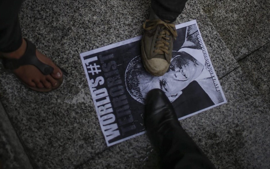 Διαμαρτυρία εναντίον της επίσκεψης Ομπάμα στη Μαλαισία. Διαδηλωτές πατούν ένα πλακάτ με τη φωτογραφία του Αμερικανού προέδρου Μπαράκ Ομπάμα, &nbsp;στο οποίο αναγράφεται η φράση «ο νούμερο ένα τρομοκράτης του κόσμου». Οι διαδηλωτές διαμαρτύρονται εναντίον της επίσκεψης του Αμερικανού προέδρου στην Μαλαισία, η οποία πραγματοποιείται στο πλαίσιο της συνόδου ASEAN (Ένωση των Χωρών της Νοτιοανατολικής Ασίας) που πραγματοποιείται στην Κουάλα Λουμπούρ.