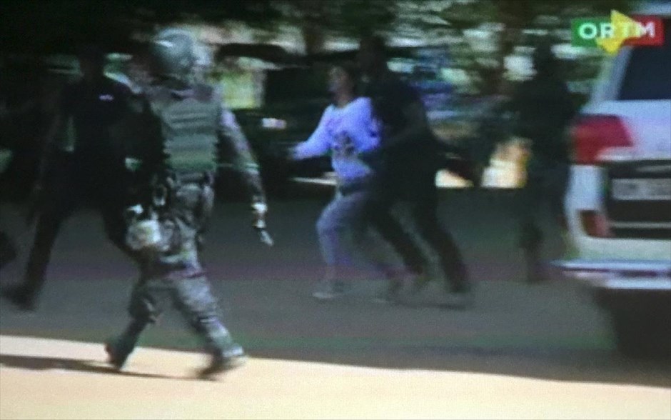 Μάλι - Radisson . Στιγμιότυπο από βίντεο, στο οποίο διακρίνεται όμηρος που απελευθερώθηκε.