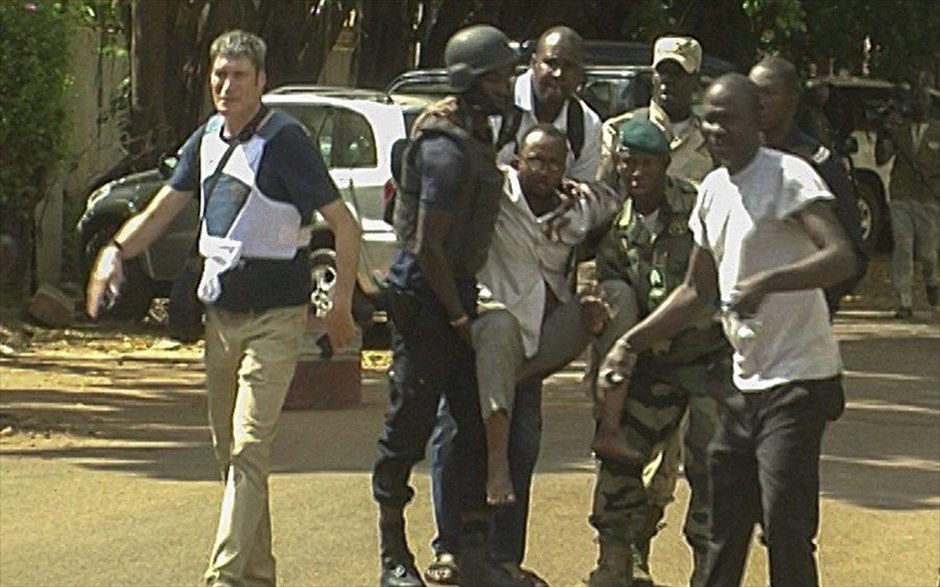 Μάλι - τρομοκρατικό χτύπημα. Τραυματισμένος όμηρος μεταφέρεται με ασφάλεια έξω από το ξενοδοχείο Radisson.