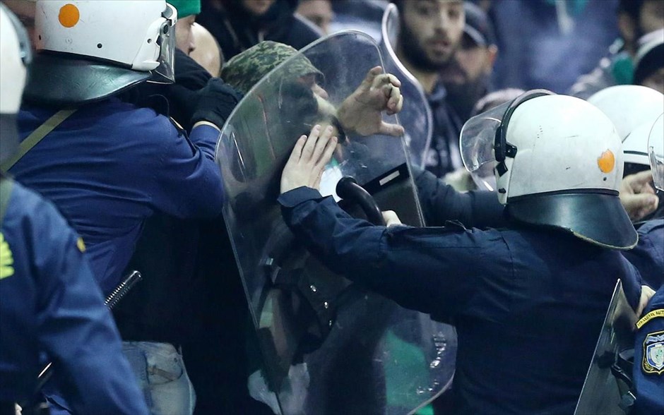 Απόστολος Νικολαΐδης - Αστυνομία - Επεισόδια. Αστυνομικός τραυματίστηκε από κάθισμα το οποίο εκτόξευσαν οπαδοί του Παναθηναϊκού στο γήπεδο της Λεωφόρου Αλεξάνδρας. Ο άνδρας μεταφέρθηκε στο 401 στρατιωτικό νοσοκομείο, ενώ κατά τη διάρκεια των επεισοδίων τραυματίστηκαν ελαφρότερα καιάλλοι δύο αστυνομικοί των ΜΑΤ.