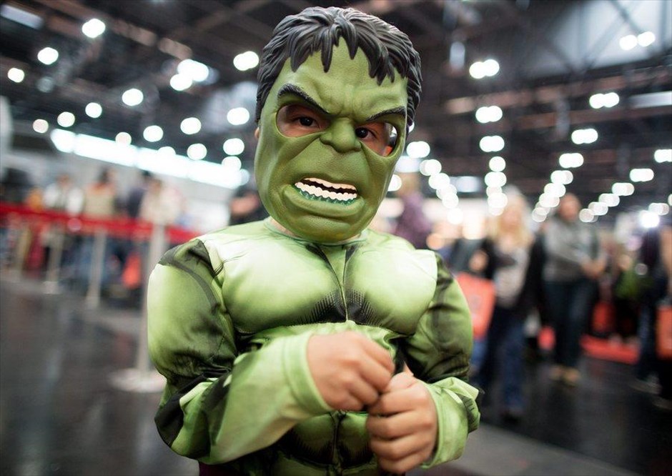 Το Comic Con της Βιέννης. Ένα μικρό αγόρι που φορά τη στολή του φανταστικού χαρακτήρα Hulk απαθανατίστηκε από τον φωτογραφικό φακό στο συνέδριο για κόμικς «Comic Con» που διεξάγεται στη Βιέννη.&nbsp;
