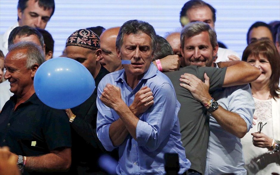 Ο φιλελεύθερος Μαουρίτσιο Μάκρι αναδεικνύεται νέος πρόεδρος της Αργεντινής. Νέος πρόεδρος της Αργεντινής αναδεικνύεται ο φιλελεύθερος Μαουρίτσιο Μάκρι, σύμφωνα με τα αποτελέσματα από τα δύο τρίτα των εκλογικών κέντρων, όπως ανακοίνωσε ο επικεφαλής της εκλογικής αρχής της χώρας. Με καταμετρημένο το 66% των εκλογικών κέντρων ο 56χρονος δήμαρχος του Μπουένος Άιρες, συγκεντρώνει ποσοστό 53,46% έναντι 46,54% του Σιόλι, ο οποίος εμφανιζόταν πριν από τον πρώτο γύρο, ως το φαβορί των εκλογών.