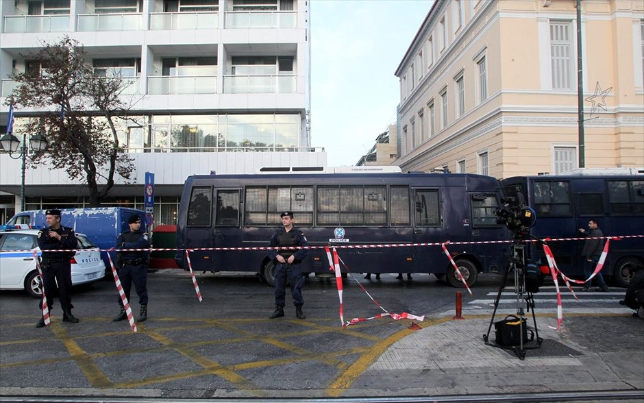 Έκρηξη βόμβας στα γραφεία του ΣΕΒ στο Σύνταγμα. 