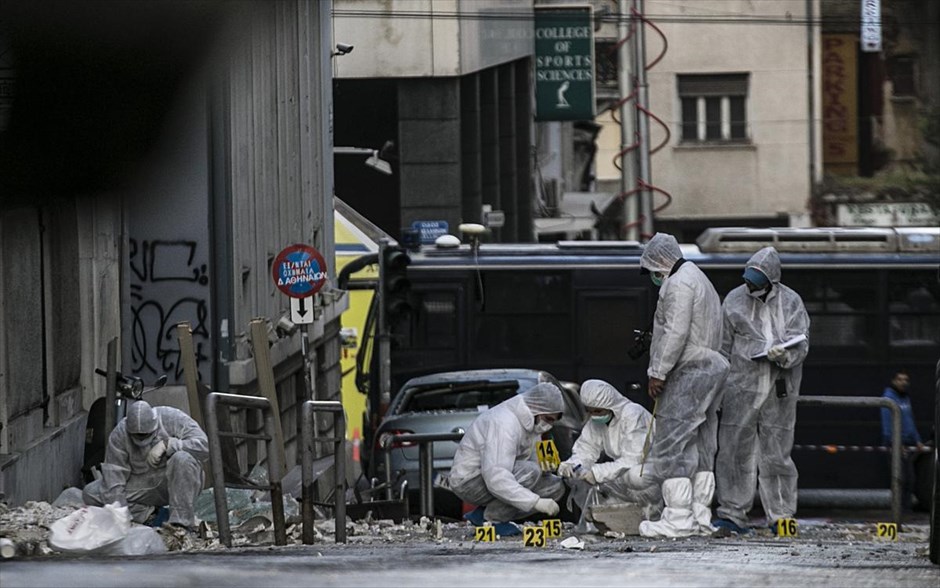 Έκρηξη παγιδευμένου αυτοκινήτου έξω από την Τράπεζα της Ελλάδας. 
