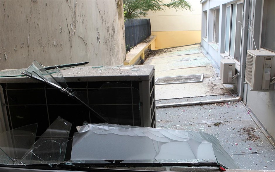 Έκρηξη βόμβας στα γραφεία του ΣΕΒ στο Σύνταγμα. 