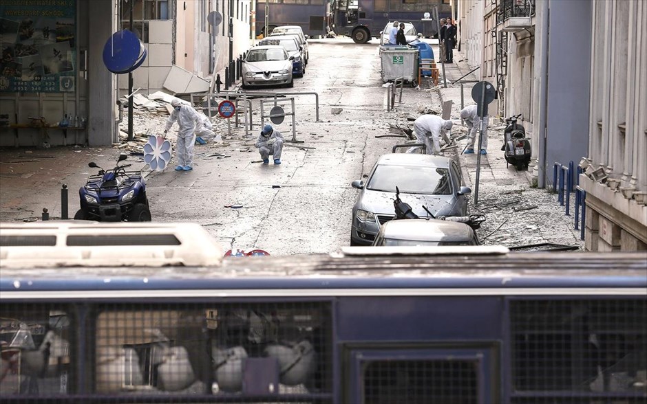 Έκρηξη βόμβας στα γραφεία του ΣΕΒ στο Σύνταγμα. 