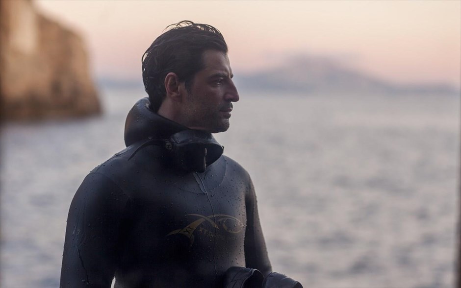 «Chevalier». «Chevalier»: Το δράμα της Αθηνάς Τσαγγάρη απέσπασε το βραβείο καλύτερης ταινίας στο Φεστιβάλ του Λονδίνου, καθώς και Ειδική Μνεία για τη σκηνοθεσία από την επιτροπή και το βραβείο ανδρικής ερμηνείας για τους πρωταγωνιστές της στο Φεστιβάλ του Σαράγεβο. Όλα αρχίζουν, όταν&nbsp; μια παρέα ανδρών επιστρέφει από χειμερινή εκδρομή ψαρέματος με ένα γιοτ. Μια μηχανική βλάβη τούς εγκλωβίζει στο σκάφος και αρχίζουν να περνούν την ώρα τους με ένα αυτοσχέδιο παιχνίδι, που ονομάζεται Chevalier και δεν είναι μόνο διασκεδαστικό, αλλά και πολύ ανταγωνιστικό. Κανείς δεν θα κατέβει από το σκάφος, αν δεν ανακηρυχτεί ο νικητής.