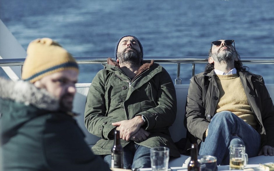 «Chevalier». «Chevalier»: Το δράμα της Αθηνάς Τσαγγάρη απέσπασε το βραβείο καλύτερης ταινίας στο Φεστιβάλ του Λονδίνου, καθώς και Ειδική Μνεία για τη σκηνοθεσία από την επιτροπή και το βραβείο ανδρικής ερμηνείας για τους πρωταγωνιστές της στο Φεστιβάλ του Σαράγεβο. Όλα αρχίζουν, όταν&nbsp; μια παρέα ανδρών επιστρέφει από χειμερινή εκδρομή ψαρέματος με ένα γιοτ. Μια μηχανική βλάβη τούς εγκλωβίζει στο σκάφος και αρχίζουν να περνούν την ώρα τους με ένα αυτοσχέδιο παιχνίδι, που ονομάζεται Chevalier και δεν είναι μόνο διασκεδαστικό, αλλά και πολύ ανταγωνιστικό. Κανείς δεν θα κατέβει από το σκάφος, αν δεν ανακηρυχτεί ο νικητής.