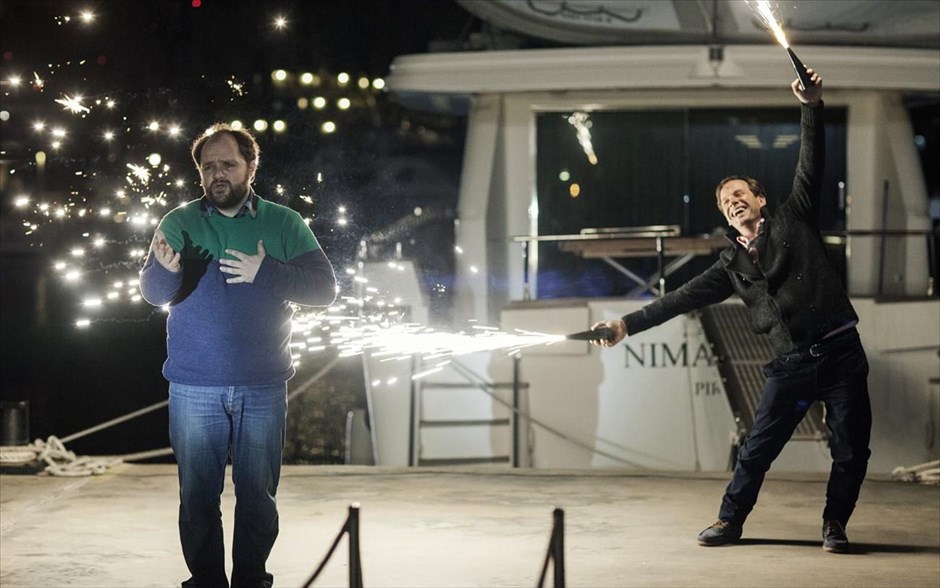 «Chevalier». «Chevalier»: Το δράμα της Αθηνάς Τσαγγάρη απέσπασε το βραβείο καλύτερης ταινίας στο Φεστιβάλ του Λονδίνου, καθώς και Ειδική Μνεία για τη σκηνοθεσία από την επιτροπή και το βραβείο ανδρικής ερμηνείας για τους πρωταγωνιστές της στο Φεστιβάλ του Σαράγεβο. Όλα αρχίζουν, όταν&nbsp; μια παρέα ανδρών επιστρέφει από χειμερινή εκδρομή ψαρέματος με ένα γιοτ. Μια μηχανική βλάβη τούς εγκλωβίζει στο σκάφος και αρχίζουν να περνούν την ώρα τους με ένα αυτοσχέδιο παιχνίδι, που ονομάζεται Chevalier και δεν είναι μόνο διασκεδαστικό, αλλά και πολύ ανταγωνιστικό. Κανείς δεν θα κατέβει από το σκάφος, αν δεν ανακηρυχτεί ο νικητής.
