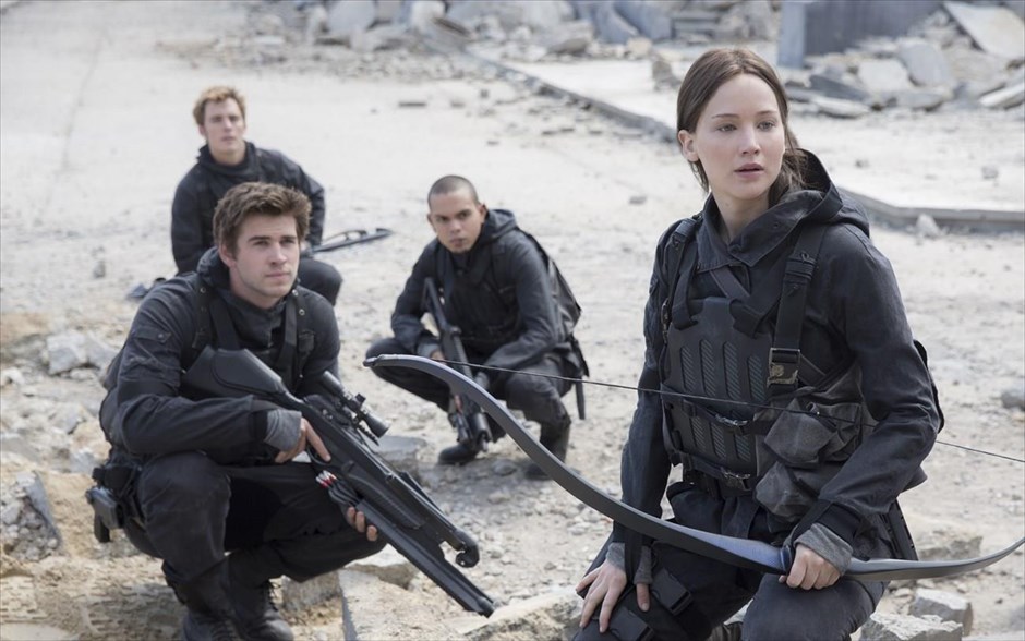 «The hunger games: Η επανάσταση - Μέρος 2» . «The hunger games: Η επανάσταση - Μέρος 2»: Βασισμένο στο μυθιστόρημα της Σούζαν Κόλινς, «Κοτσυφόκισσα», το δεύτερο μέρος της «Επανάστασης» και τελευταίο της τετραλογίας «Αγώνες πείνας», σκηνοθετημένο από τον Φράνσις Λόρενς, είναι το επικό φινάλε της σειράς ταινιών φαντασίας, που εξελίχτηκε σε κινηματογραφικό φαινόμενο.