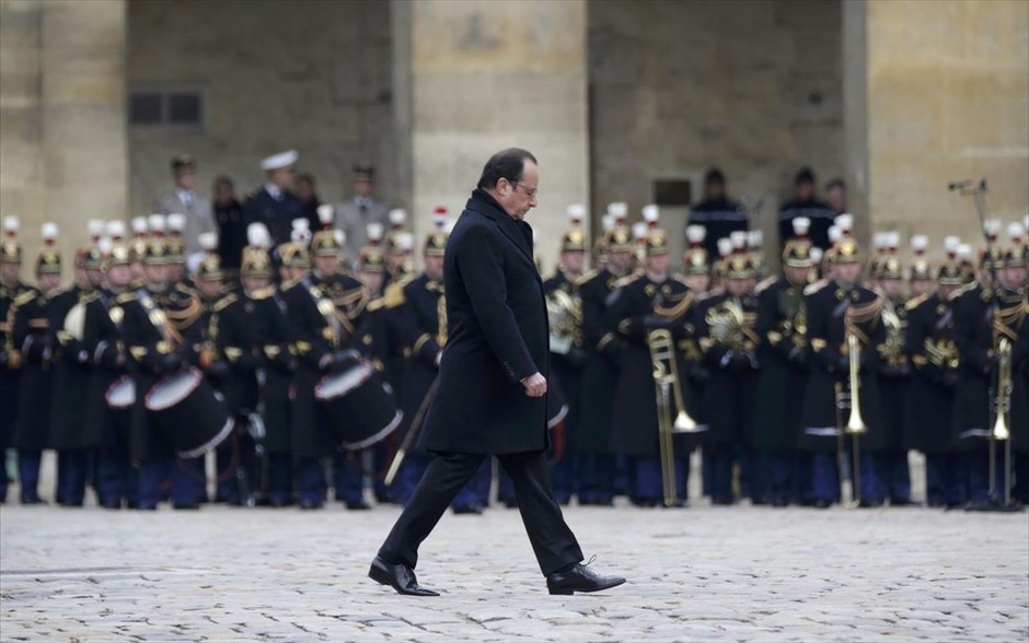 Η Γαλλία τιμά τα θύματα στο Παρίσι. 