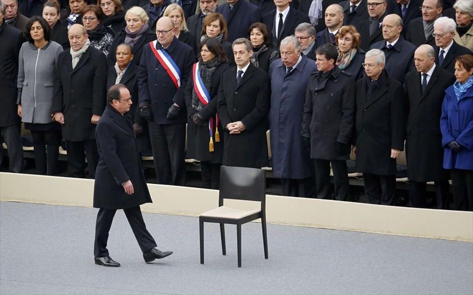 Η Γαλλία τιμά τα θύματα στο Παρίσι. 