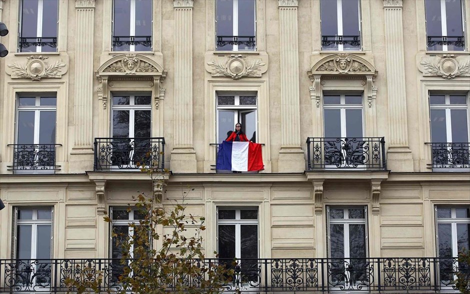 Η Γαλλία τιμά τα θύματα στο Παρίσι. 