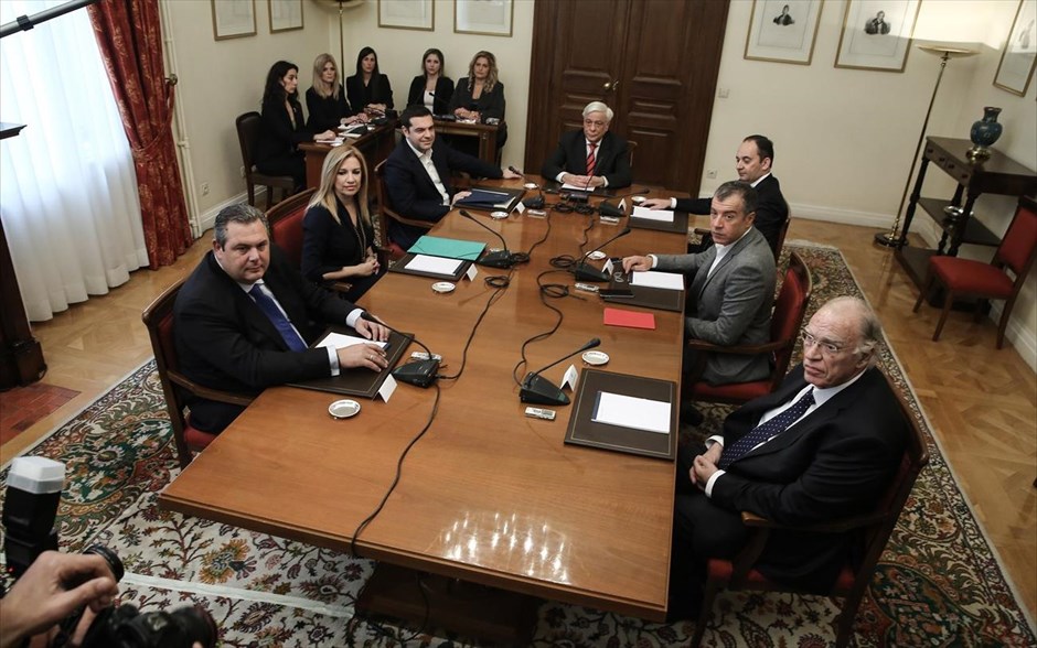 Συμβούλιο των πολιτικών αρχηγών υπό τον Πρόεδρο της Δημοκρατίας. Σε εξέλιξη βρίσκεται από τις 12.15&nbsp;η σύσκεψη των πολιτικών αρχηγών στο Προεδρικό Μέγαρο, υπό τον Πρόεδρο της Δημοκρατίας Προκόπη Παυλόπουλο. Στόχος της κυβέρνησης&nbsp;είναι&nbsp;να υπάρξει ενημέρωση της αντιπολίτευσης για το προσφυγικό, καθώς και να προσδιοριστεί διαδικασία εθνικού διαλόγου σχετικά με το ασφαλιστικό και την συνταγματική αναθεώρηση. Στις τηλεφωνικές συνομιλίες που είχε χθες με τους αρχηγούς των κομμάτων, ο κ. Τσίπρας ανέφερε πως η&nbsp;κυβέρνηση επιδιώκει συντεταγμένο εθνικό διάλογο και καταγραφή απόψεων, χωρίς να θέτει ως προαπαιτούμενο τη συναίνεση.