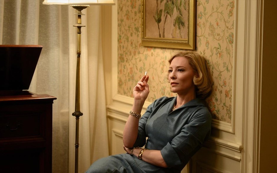 «Carol». Η ταινία, «Carol»,αναβιώνει τη Νέα Υόρκη της δεκαετίας του ’50, για να αφηγηθεί μία δυνατή ερωτική ιστορία, που αψηφά όλα τα κοινωνικά ταμπού και δοκιμάζει τη δύναμη της καρδιάς μπροστά στα εμπόδια και τις αλλαγές.