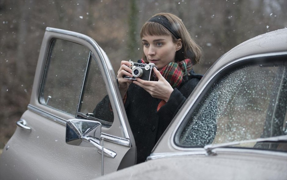 «Carol». Η ταινία, «Carol»,αναβιώνει τη Νέα Υόρκη της δεκαετίας του ’50, για να αφηγηθεί μία δυνατή ερωτική ιστορία, που αψηφά όλα τα κοινωνικά ταμπού και δοκιμάζει τη δύναμη της καρδιάς μπροστά στα εμπόδια και τις αλλαγές.