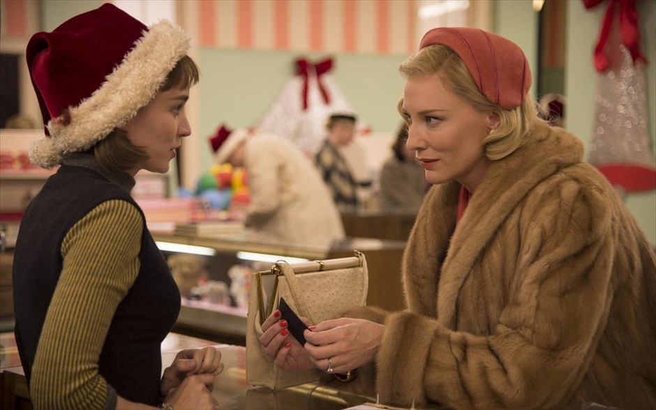 «Carol». Η ταινία, «Carol»,αναβιώνει τη Νέα Υόρκη της δεκαετίας του ’50, για να αφηγηθεί μία δυνατή ερωτική ιστορία, που αψηφά όλα τα κοινωνικά ταμπού και δοκιμάζει τη δύναμη της καρδιάς μπροστά στα εμπόδια και τις αλλαγές.