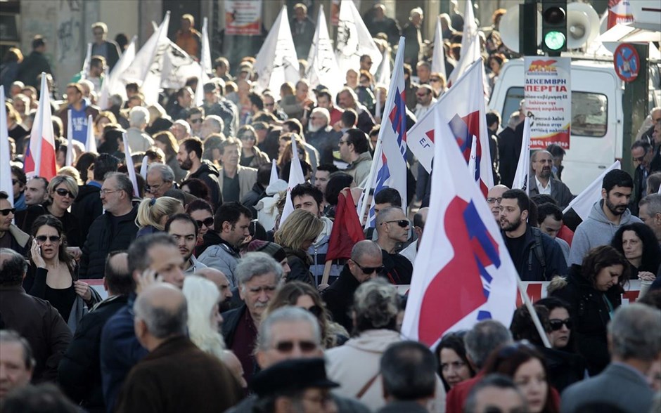 ΠΑΜΕ - Πορεία διαμαρτυρίας. Μέλη του ΠΑΜΕ κρατούν σημαίες και φωνάζουν συνθήματα κατά τη διάρκεια της απεργιακής συγκέντρωσης.