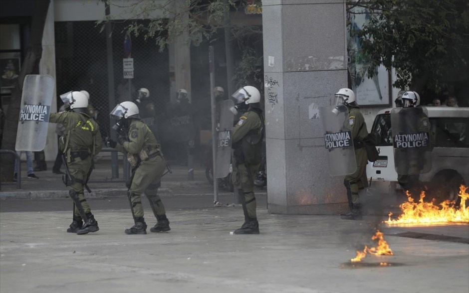 Μολότοφ στο Σύνταγμα. Μικροένταση ξέσπασε στην πλατεία Συντάγματος στο περιθώριο της πορεία των ΓΣΕΕ - ΑΔΕΔΥ.&nbsp;Οι δυνάμεις των ΜΑΤ δέχθηκαν&nbsp;βόμβες μολότοφ&nbsp;από ομάδα αγνώστων και απάντησαν κάνοντας χρήση χειροβομβίδων κρότου - λάμψης.&nbsp;