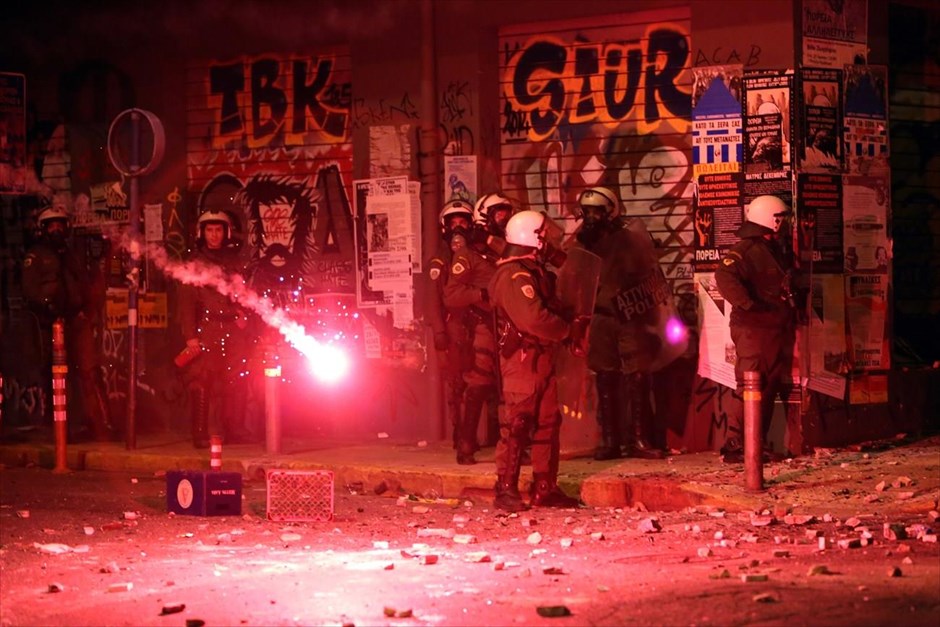 Επτά συλλήψεις για τα επεισόδια στα Εξάρχεια. Στη σύλληψη επτά ατόμων προχώρησε η Αστυνομία&nbsp;μετά τα επεισόδια&nbsp;που προκάλεσε λίγο πριν τα μεσάνυχτα ομάδα περίπου 100 νεαρών&nbsp;στην οδό Στουρνάρη και συνεχίστηκαν στην ευρύτερη περιοχή των Εξαρχείων, μέχρι τις πρώτες πρωινές ώρες. Οι συλληφθέντες πρόκειται να οδηγηθούν στον εισαγγελέα.