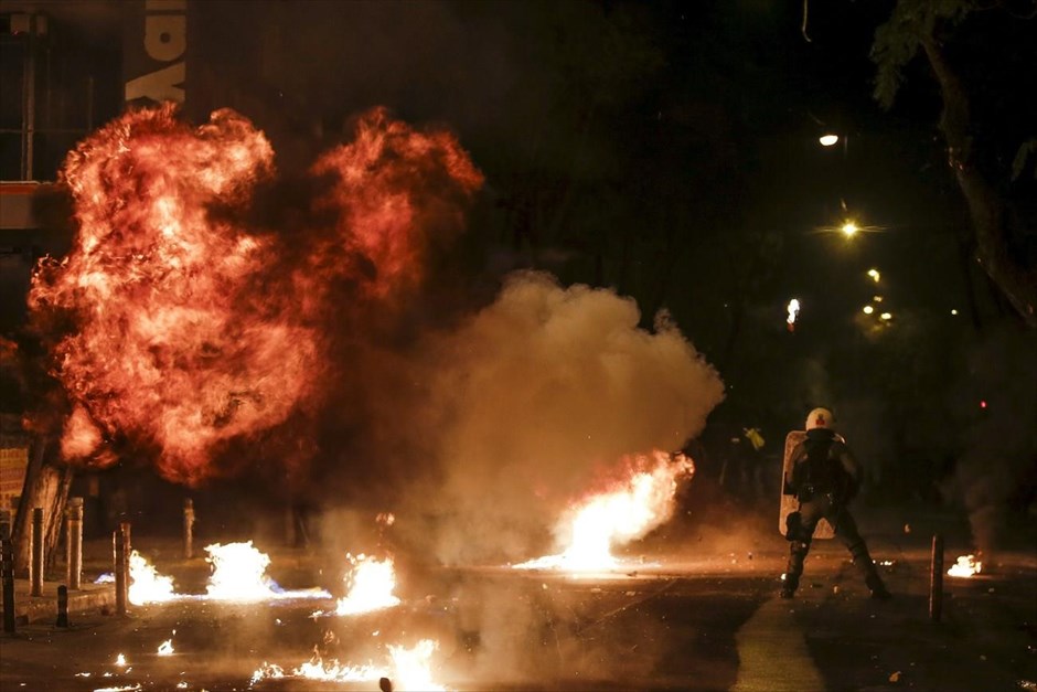 Επεισόδια στα Εξάρχεια. Επεισόδια σημειώθηκαν το βράδυ της Κυριακή&nbsp;στα Εξάρχεια. Η ένταση ξεκίνησε όταν άγνωστοι εκτόξευσαν μολότοφ κατά ανδρών&nbsp;των ΜΑΤ στην οδό Πανεπιστημίου, με τις δυνάμεις της αστυνομίας να απαντούν με χειροβομβίδες κρότου λάμψης. Η πορεία που βρισκόταν σε εξέλιξη για τη μνήμη του Αλ. Γρηγορόπουλου&nbsp;χωρίστηκε στα δύο και η&nbsp;ένταση μεταφέρθηκε στα Εξάρχεια.
