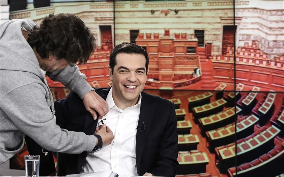 Ο Πρωθυπουργός στο στούντιο της ΕΡΤ. Στιγμιότυπο λίγο πριν τη συνέντευξη του Πρωθυπουργού στην ΕΡΤ. Η χώρα έχει ξεπεράσει τους μεγαλύτερους κάβους, ανέφερε ο πρωθυπουργός Αλέξης Τσίπρας, ενώ&nbsp;υπογράμμισε ότι είναι αυτονόητο πως θα έπρεπε&nbsp;να υπάρξει μία κουλτούρα διαλόγου σε ό,τι αφορά τα κρίσιμα εθνικά θέματα, παρά τις όποιες διαφορές μεταξύ των κομμάτων.&nbsp;«Δεν μπαίνουμε σε συνδιαλλαγή με κανέναν», υπογράμμισε&nbsp;και διευκρίνισε ότι&nbsp;«δεν ζητώ τη στήριξη κανενός για να περάσω τον δύσκολο κάβο».