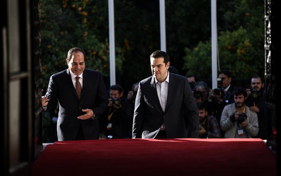 Συνάντηση του Πρωθυπουργού με τον Αιγύπτιο πρόεδρο. Στα σκαλιά του Μεγάρου Μαξίμου υποδέχθηκε ο πρωθυπουργός Αλέξης Τσίπρας τον πρόεδρο της Αιγύπτου Σίσι, ο οποίος πραγματοποιεί επίσκεψη στη χώρα μας. Είναι μεγάλη τιμή και χαρά η επίσημη επίσκεψή σας, η οποία&nbsp;εγκανιάζει μια νέα περίοδο στενής συνεργασίας&nbsp;ανάμεσα στις δύο χώρες, είπε ο κ. Τσίπρας απευθυνόμενος στον κ. Σίσι κατά την έναρξη της συνάντησής τους. Ο κ. Σίσι από την πλευρά του ευχαρίστησε τον Πρωθυπουργό για την υποδοχή και χαρακτήρισε πολύ σημαντικές και πάντοντε ισχυρές&nbsp;τις&nbsp;σχέσεις Ελλάδας και Αιγύπτου.