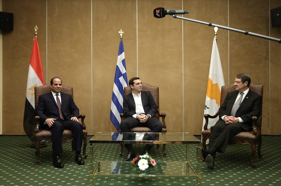 Τριμερής συνάντηση Ελλάδας - Κύπρου - Αιγύπτου. Η σημερινή τριμερής συνάντηση Ελλάδας - Κύπρου - Αιγύπτου θα στείλει ένα μήνυμα για την ειρήνη, την προκοπή και τη σταθερότητα στην περιοχή, υπογράμμισε ο Πρωθυπουργός, Αλέξης Τσίπρας, καλωσορίζοντας τον ηγέτη της Κύπρου και της Αιγύπτου, Νίκο&nbsp;Αναστασιάδη και Αλ Σίσι, αντίστοιχα. Στο επίκεντρο της συνάντησης βρέθηκαν η ενίσχυση της συνεργασίας των τριών χωρών σε διεθνείς οργανισμούς, καθώς και στους τομείς της οικονομίας, της ενέργειας, και της ασφάλειας, με σκοπό την προώθηση της ειρήνης και της περιφερειακής σταθερότητας.