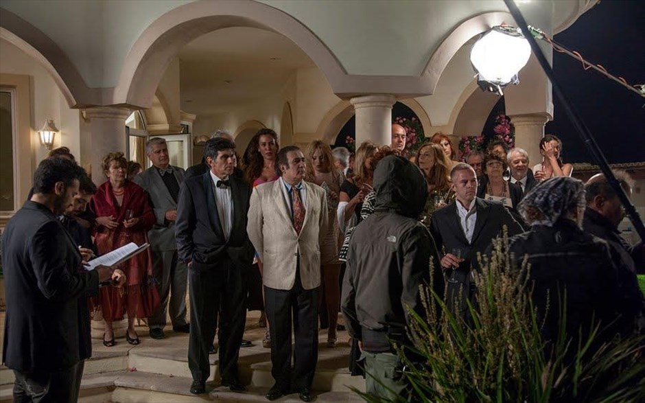 «Η κόρη του Ρέμπραντ». «Η κόρη του Ρέμπραντ»: Η κωμωδία του Νίκου Παναγιωτόπουλου - με τους Λάκη Λαζόπουλο, Χρήστο Λούλη και Γιάννη Μπέζο - αποτυπώνει παραμορφωτικά την ανεκδιήγητη πραγματικότητα που ζούμε, σε μια εποχή που τα όρια μεταξύ του πλαστού και του γνήσιου είναι κάτι περισσότερο από δυσδιάκριτα. Η υπόθεση περιστρέφεται γύρω από την αναζήτηση ενός άγνωστου και πιθανώς ανύπαρκτου πίνακα, κατά τη διάρκεια μιας μεγαλοαστικής δεξίωσης, στους πολυτελείς εσωτερικούς χώρους και στους υπέροχους κήπους μιας εντυπωσιακής έπαυλης, όπου δίνει το «παρών» η αφρόκρεμα της αθηναϊκής κοινωνίας.