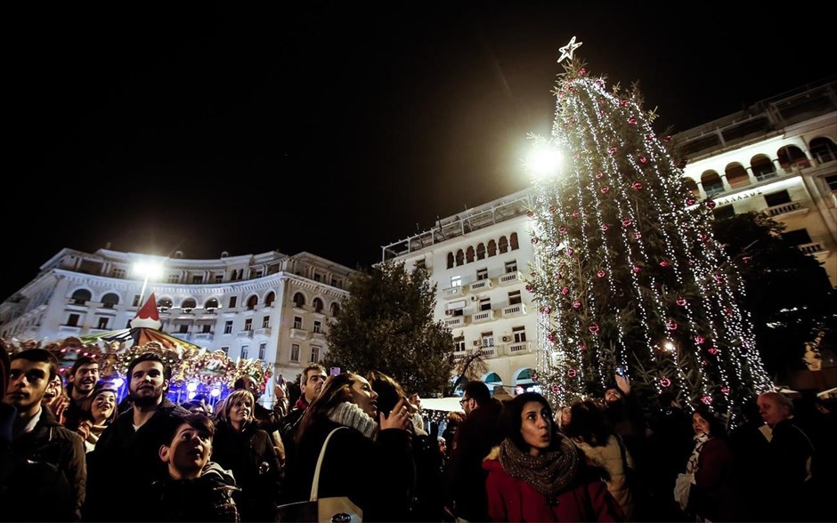 Φωταγωγήθηκε το δέντρο στη πλατεία Αριστοτέλους. Κόσμος παρακολουθεί την εκδήλωση για την φωταγώγηση του Χριστουγεννιάτικου δέντρου στην πλατεία Αριστοτέλους από τον δήμαρχο Θεσσαλονίκης Γιάννη Μπουτάρη και τον πρόεδρο του ΕΕΘ Μιχάλη Ζορπίδη. Στην πλατεία στήθηκε λούνα παρκ με παγοδρόμιο, παγοτσουλήθρα, Καρουζέλ και άλλα παιχνίδια. Υπεύθυνο για το στολισμό είναι το Επαγγελματικό Επιμελητήριο Θεσσαλονίκης.