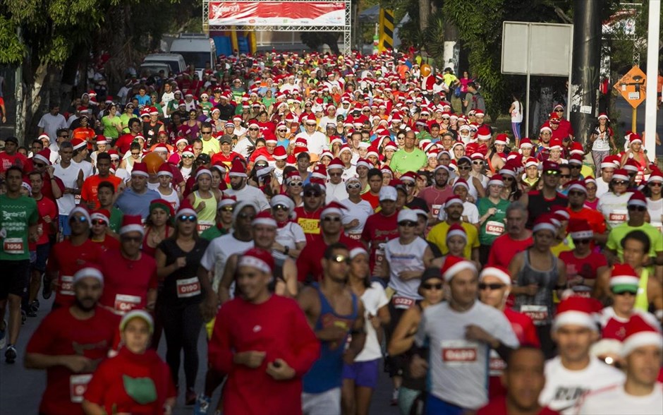 Santa Run στο Καράκας. Κόσμος ντυμένος με στολές Αγίου Βασίλη συμμετέχει σε αγώνα δρόμου στο Καράκας της Βενεζουέλας.