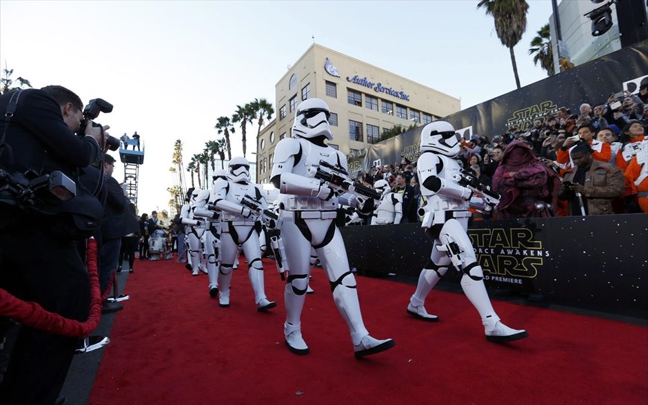 Πρεμιέρα για τη νέα ταινία Star Wars στο Χόλιγουντ. Κόσμος ντυμένος με στολές Storm troopers από τις ταινίες Star Wars περπατά στο κόκκινο χαλί, λίγο πριν την παγκόσμια πρεμιέρα της ταινίας «Star Wars: The Force Awakens» στο Χόλιγουντ.