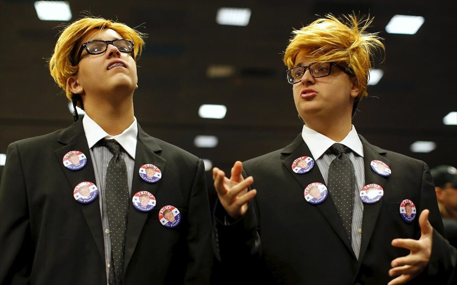 ΗΠΑ: Φανατικοί υποστηρικτές του Ντόναλντ Τραμπ. Ο 15χρονος Dante Cicerone (δεξιά) και ο δίδυμος αδερφός του Georgie, έχουν μεταμφιεσθεί σε Ντόναλντ Τραμπ προκειμένου να παραβρεθούν σε προεκλογική συγκέντρωση του υποψηφίου για το χρίσμα των Ρεπουμπλικανών στο Λας Βέγκας.