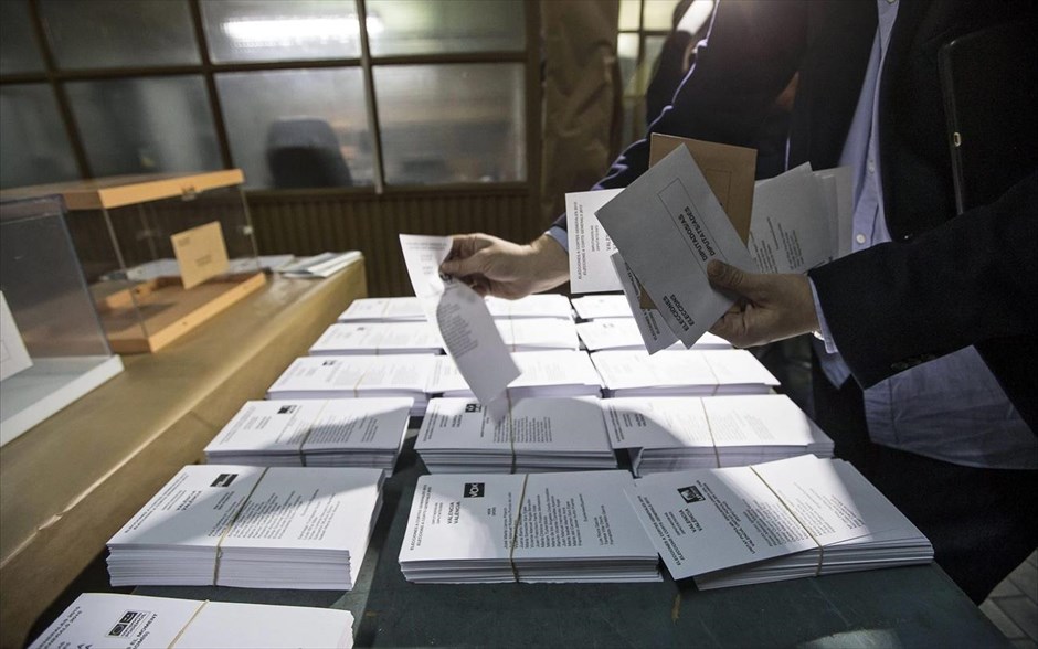 Προετοιμασία για τις εκλογές στην Ισπανία . Ένας υπάλληλος οργανώνει τα ψηφοδέλτια των κομμάτων και το εκλογικό υλικό, πριν αυτά σταλούν στα εκλογικά κέντρα της Βαλένθια. Οι εθνικές εκλογές στην Ισπανία θα πραγματοποιηθούν την Κυριακή 20 Δεκεμβρίου.